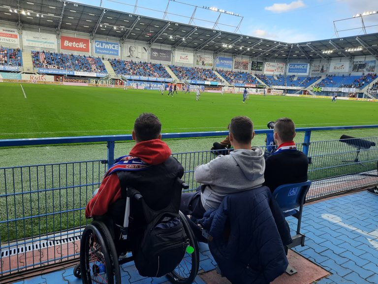 Kibice z niepełnosprawnościami na stadionie Wisły Kraków