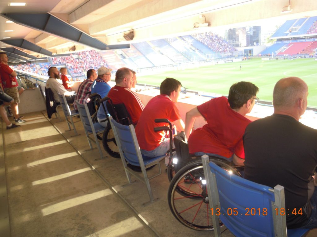 Wspólne kibicowanie na stadionie